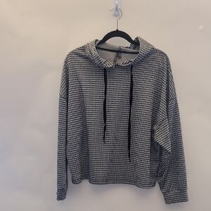 Like New Meg & Margo Black And White BOHO Diamond Style Hoodie Size X-Large